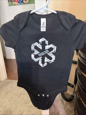 Brand New Bella Black Infant Onesie with Snowflake Graphic 3-6m